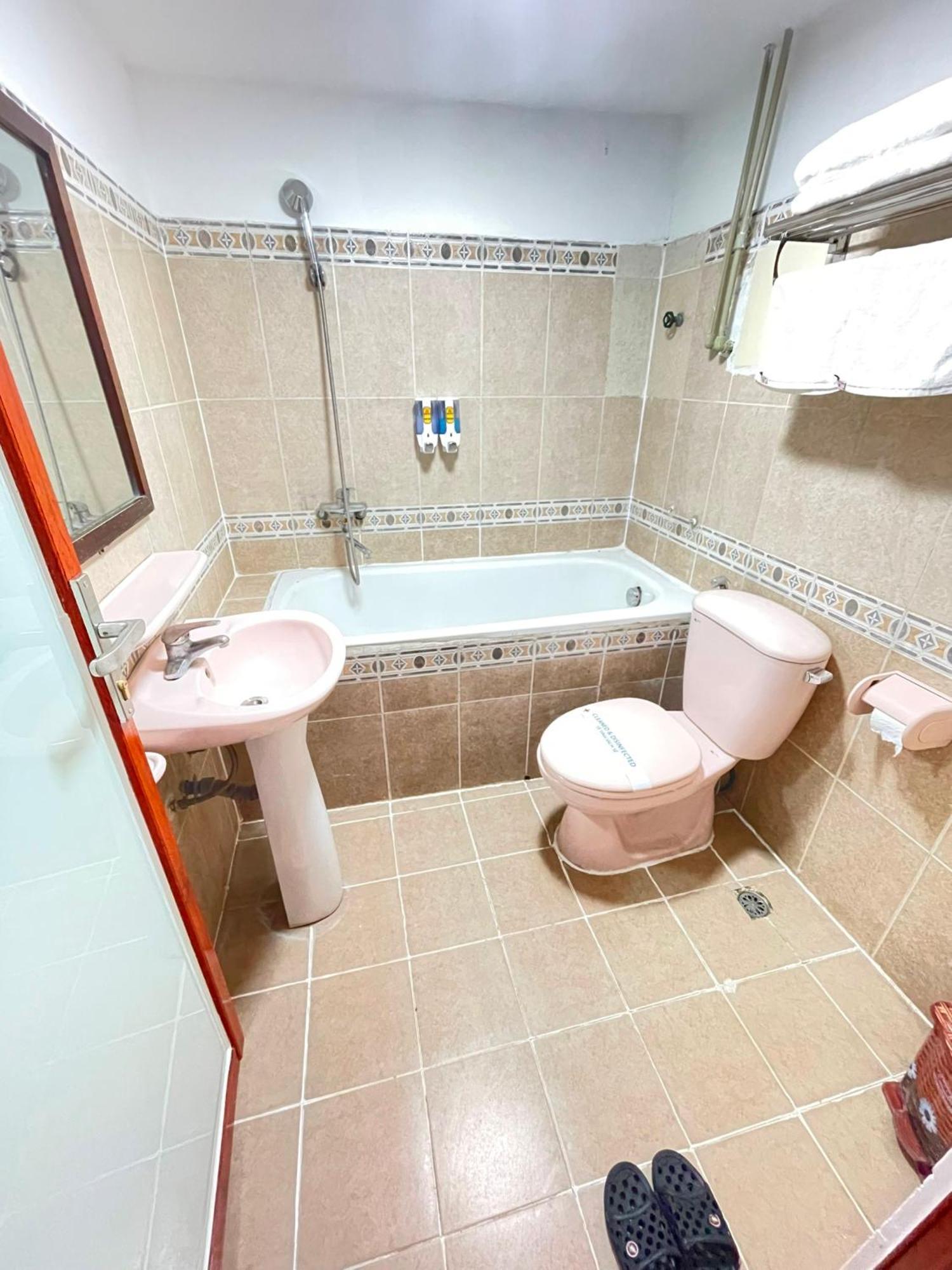 Nhat Tan Hotel Hanoi Exterior foto